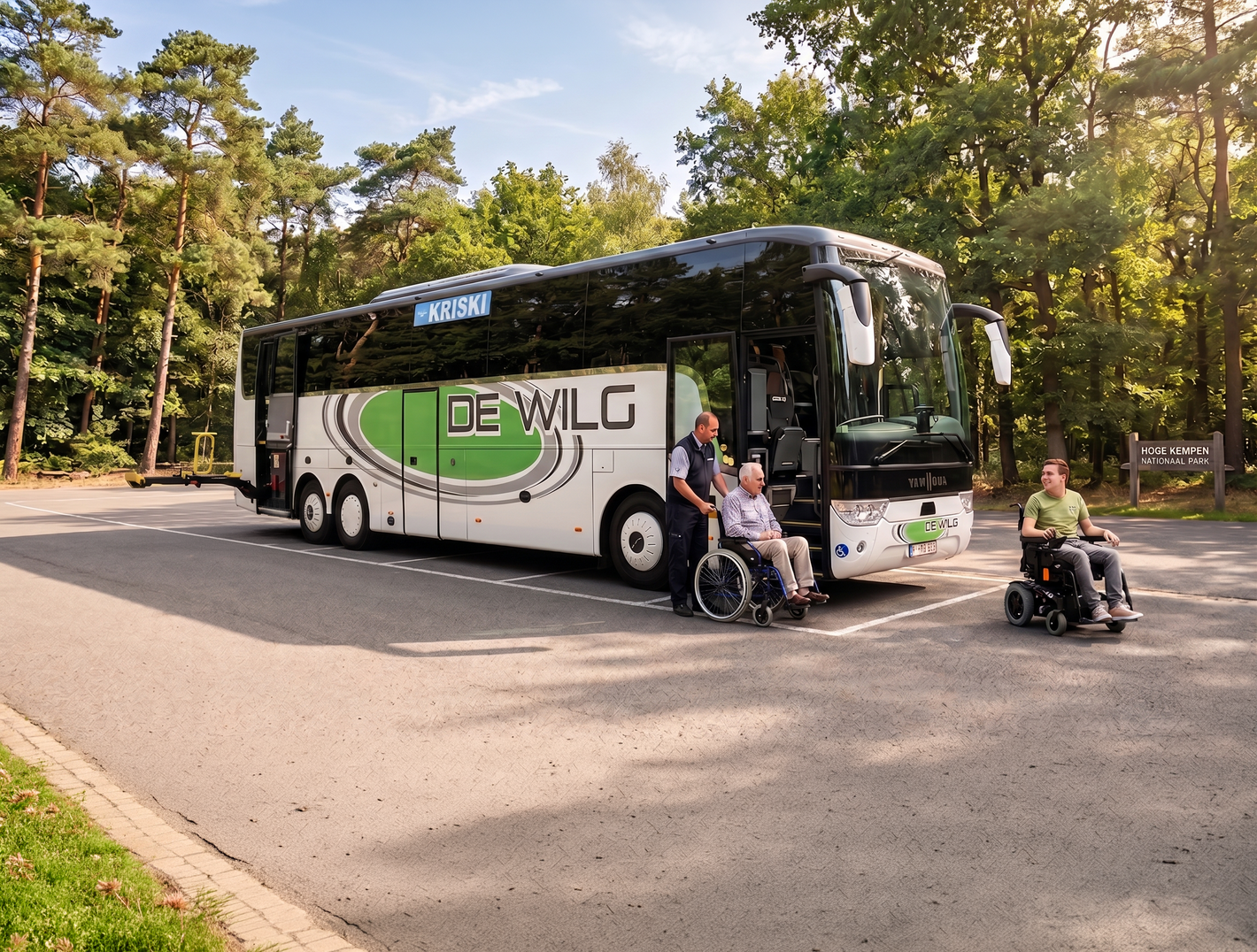 Rolstoelgebruikers stappen via lift in bij een witte touringcar in een bosrijke omgeving.