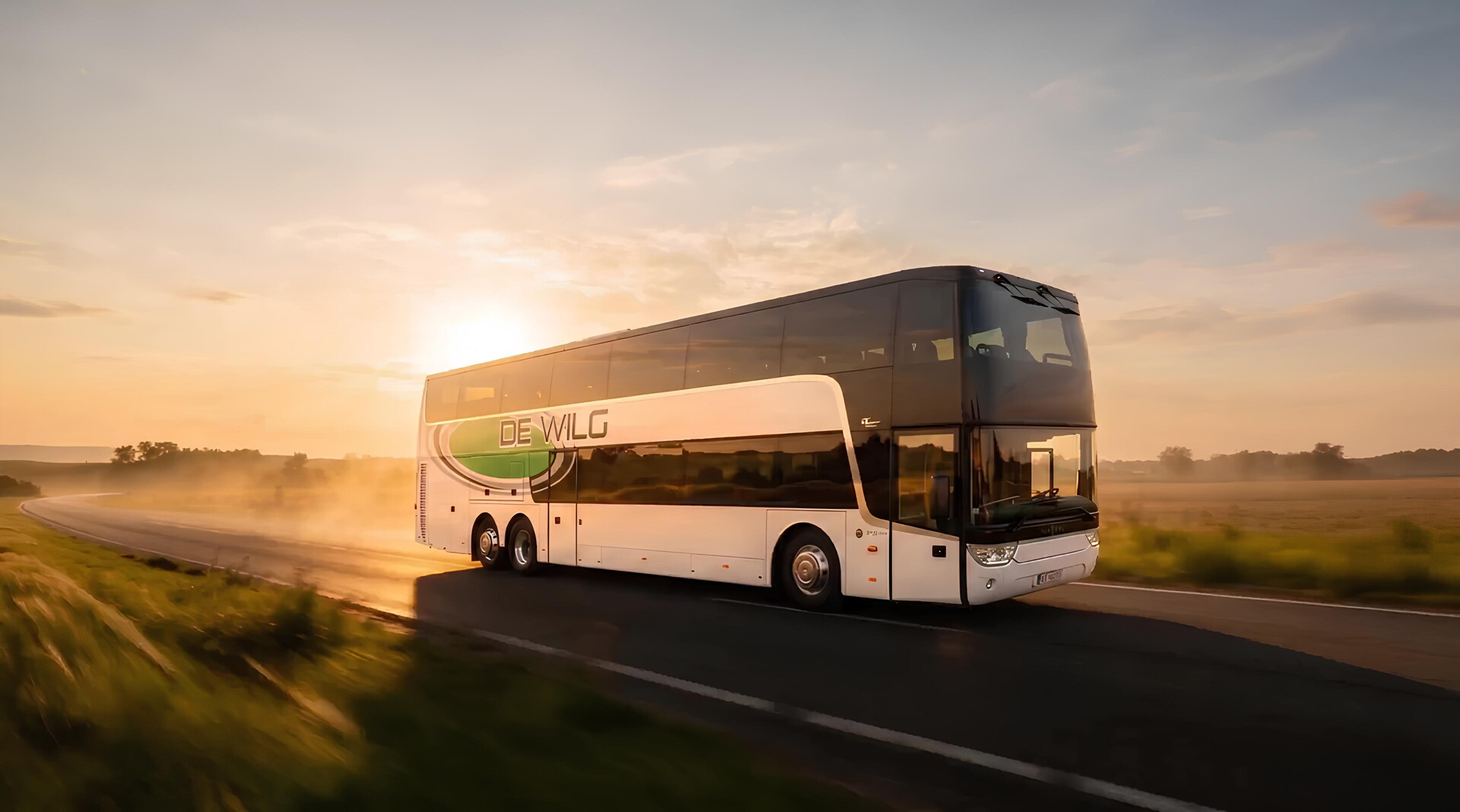 Autocar van De Wilg op de baan bij zonsopgang