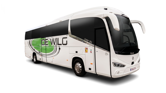 Witte touringcar met groene accenten en logo, schuin van voren op witte achtergrond
