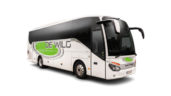 Witte touringcar met groen logo, zijaanzicht op witte achtergrond