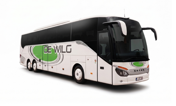 Witte touringcar met groene WLC-logo op witte achtergrond