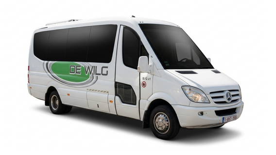Witte minibus met groen logo op de zijkant, schuin van voren gefotografeerd