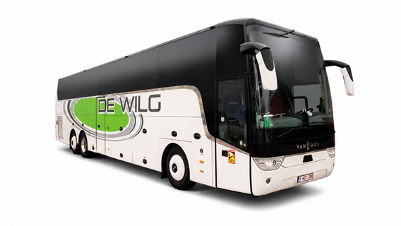 Witte touringcar met groene bestickering op witte achtergrond