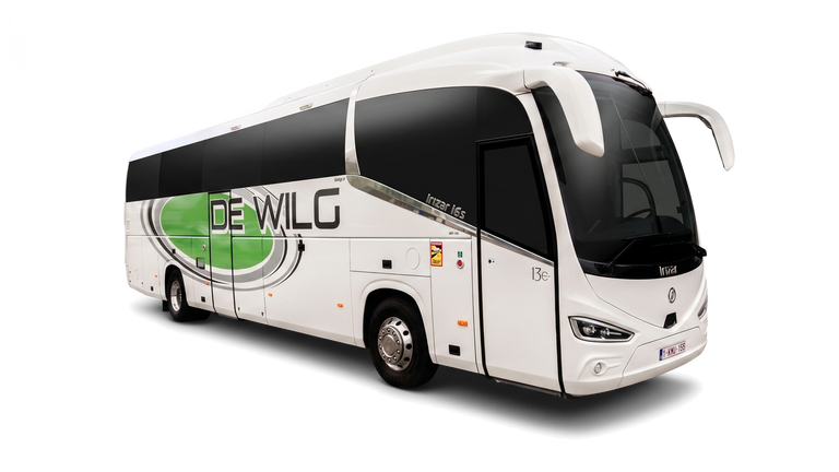 Witte touringcar met groene accenten en logo, schuin van voren op witte achtergrond