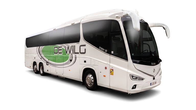 Witte touringcar met groen BEWLC-logo op een witte achtergrond