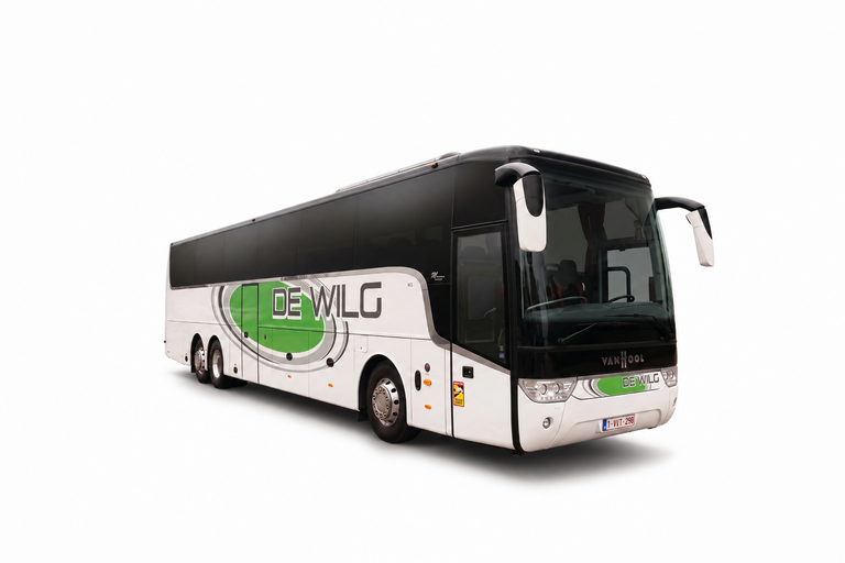 Witte touringcar met groen YLG-logo op een witte achtergrond