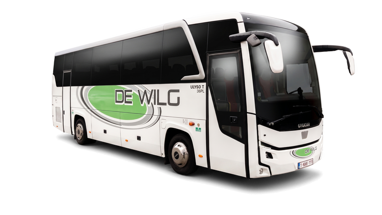 Witte touringcar met groen logo op witte achtergrond.