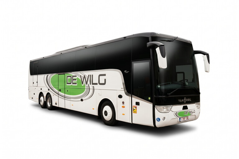 Zwarte touringcar met groen logo op witte achtergrond