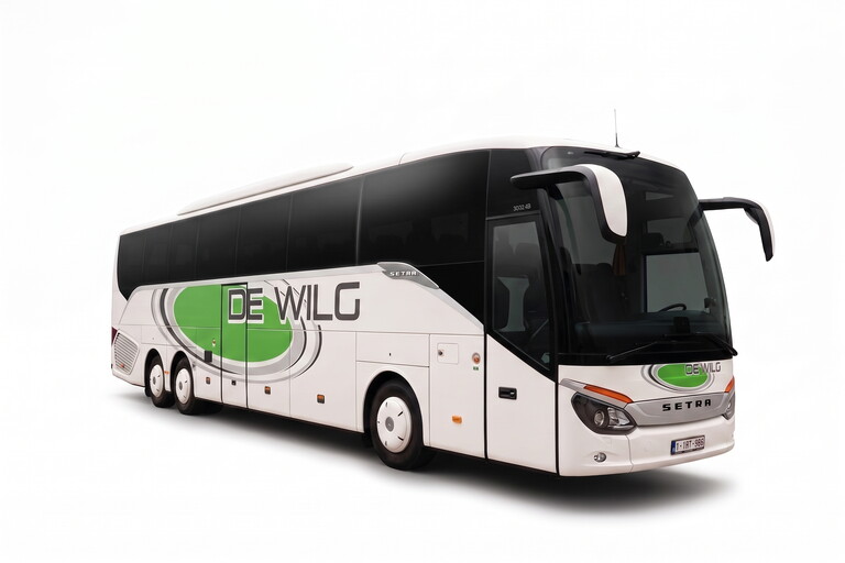 Witte touringcar met groen logo op witte achtergrond