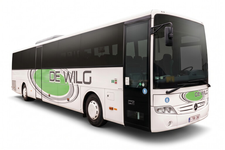 Witte touringcar met groene "DE WILG"-opdruk, op witte achtergrond.