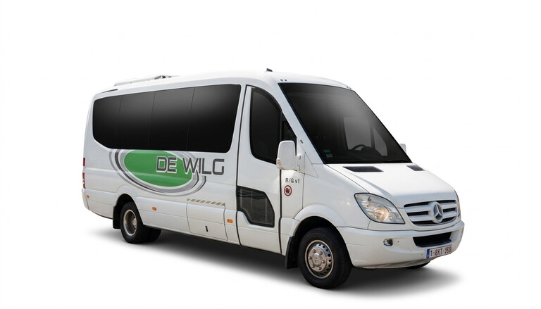 Witte minibus met groene strepen op witte achtergrond