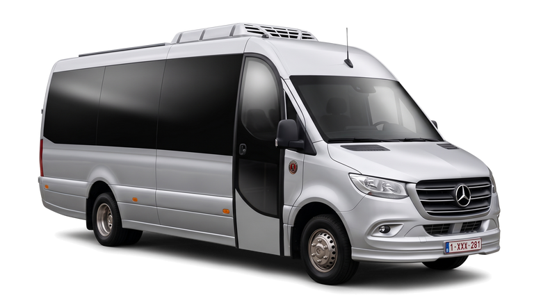 Zilveren Mercedes minibus met open deur op witte achtergrond