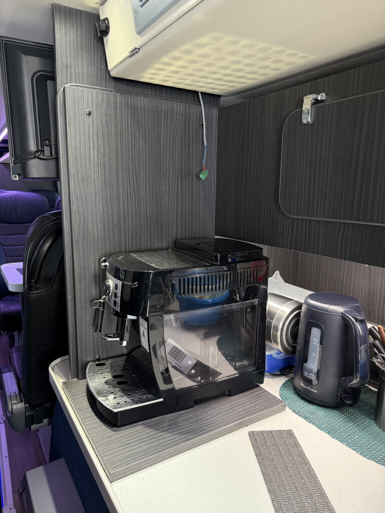 Koffiehoekje in camper met koffiezetapparaat, waterkoker en opbergpotten op aanrecht