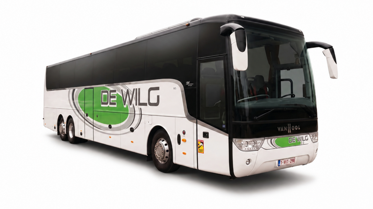 Witte touringcar met groene logo op zijkant, schuin van voren op witte achtergrond.