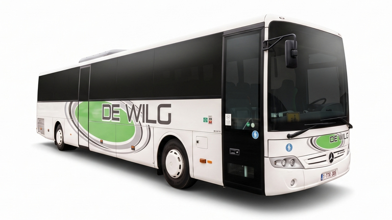 Witte touringcar met groen logo op witte achtergrond.