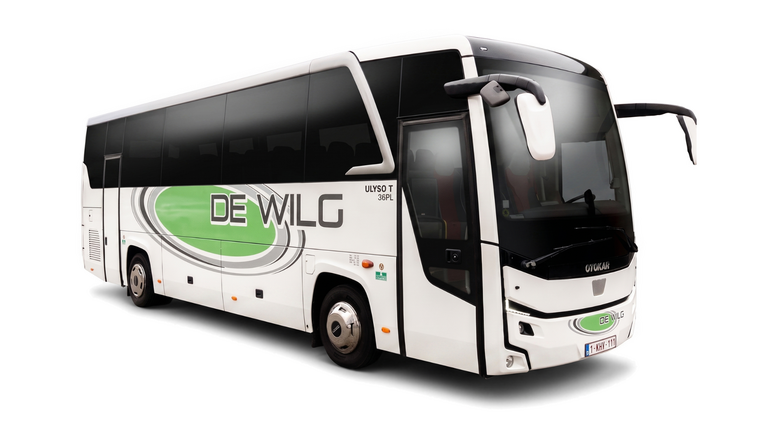 Witte touringcar met groen BEWLG-logo op de zijkant, op witte achtergrond