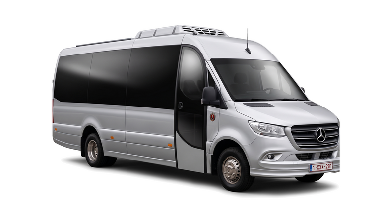 Zilverkleurige Mercedes-minibus met open deur op witte achtergrond